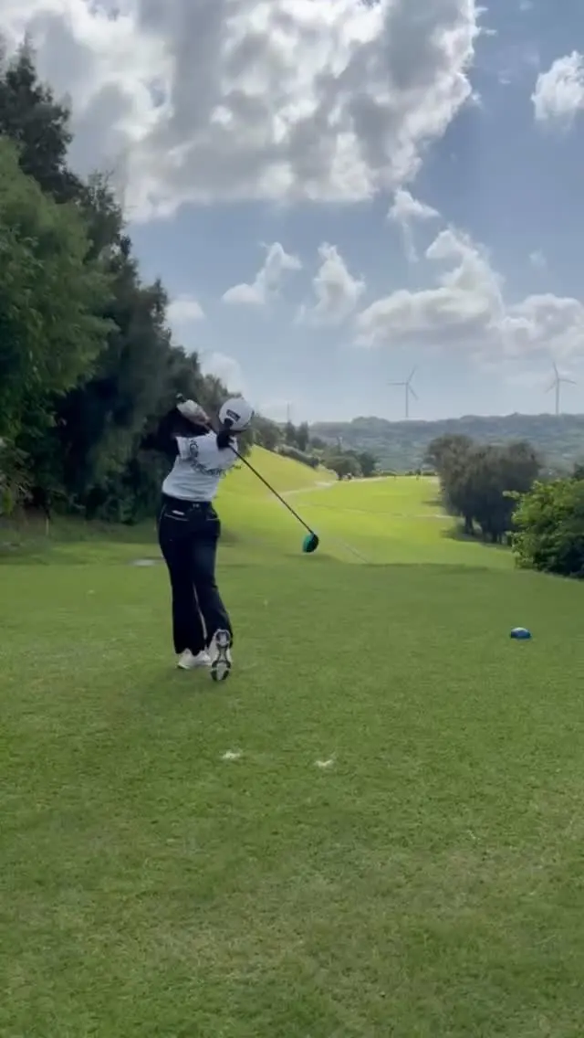 .
⛳️STAFFとお客さまラウンド🚩

今月初めに守礼カントリーにてラウンドしてきました🏌🏻‍♂️
みんな上手くて素晴らしかったです😨👏🏻✨
フォームも綺麗で見習いたいですね🤤🤍

ロングパットを決めたKちゃん凄かったです😆
今回も惜しい集作ってみました← 
パターってなんであんな難しいんですか？？笑
芝目でカップギリギリ曲がったり…

次回の更新もお楽しみに😊🎶

 #沖縄ゴルフ
 #守礼カントリークラブ
 #シミュレーションゴルフ
 #ゴルフ好きな人と繋がりたい 

ーーーーーーーーーーーーーーーー

⛳️みんなのゴルフ練習場⛳️
ご予約はプロフィールのホームページから☝🏻
当日のご予約も大歓迎です✨

無料貸し出しクラブ有り😊
手ぶらで気軽にご来店ください🏌🏻‍♂️🏌🏻‍♀️

皆様の御来店を心よりお待ちしております♩
.