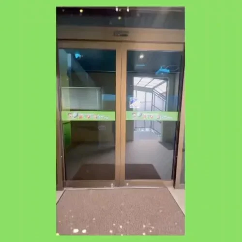 .
✨⛳️パターを上達したい方向けパター練習場🏌🏻‍♀️✨

みんなのゴルフ練習場では、ブースを利用した方限定で
パターコーナーが無料🆓でお使いいただけます‼️🙌🏻

パターゴルフや練習器具も無料で貸し出し中です✨

せっかくなので練習器具の説明もしちゃいます‼️👀✨👇🏻

✨パター練習器具「パッティングレール」と
「エッジパッティングレール」のご紹介✨

🔴パッティングレール

細いレールの上を
ボールが落ちずに転がるように打つ練習器具です‼️

✅フェース管理を上達する
✅ボールの打ち出し方向が安定する
✅インパクト時の打点のズレがわかる

🔵エッジパッティングレール

パターのヒール部分をレールの両面に沿わせて打つと
正しいヘッド軌道を身につけられる練習器具です‼️

✅ストローク軌道を体に覚えさせやすい
✅手先の余計な動きが減る
✅インサイドインの自然な軌道を習得しやすい

ボールを狙った方向に出やすくしたい方は
「パッティングレール」
ストロークを安定させたい方は「エッジパッティングレール」を是非お試しください👏🏻✨

#沖縄ゴルフ
#パター練習
#シミュレーションゴルフ
#ゴルフ好きな人と繋がりたい

ーーーーーーーーーーーーーーーー

⛳️みんなのゴルフ練習場⛳️
ご予約はプロフィールのホームページから☝🏻
当日のご予約も大歓迎です✨

無料貸し出しクラブ有り😊
手ぶらで気軽にご来店ください🏌🏻‍♂️🏌🏻‍♀️

皆様の御来店を心よりお待ちしております♩
.