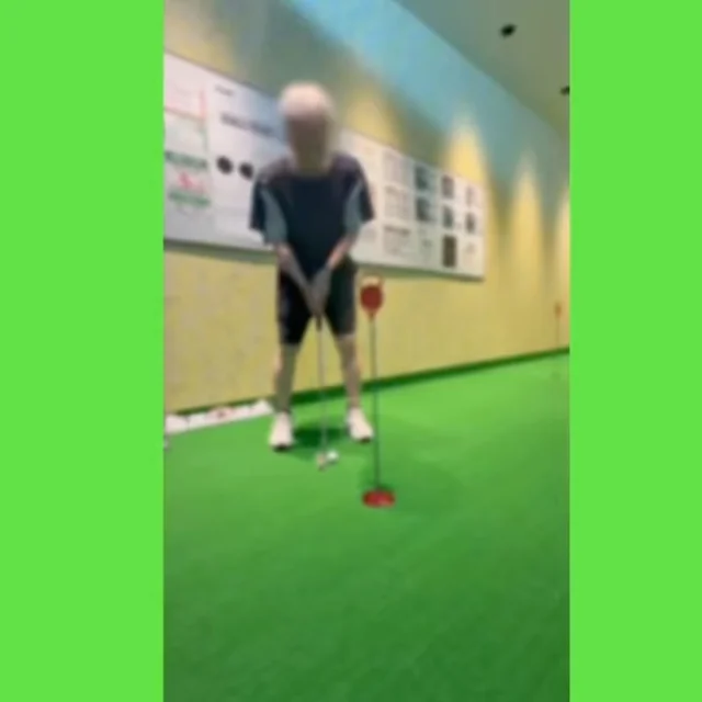 .
✨🏌🏻‍♂️お客様のパター 練習風景👀👏🏻

多くのプロや上級者の方がおっしゃるように、

初心者〜中級者のアマチュアがスコアアップを目指すなら
まずはパターやアプローチが効果的です。🙂‍↕️

（プレーヤーのレベルによって異なりますが…👀💦）

その内で今回は❗️
パターを上達させる為のコツを、先輩ゴルファーさんに聞いてみました‼️👀👂

題して…👇🏻✨
【突撃取材❗️アナタが大切にしている事、目標はなに❓
in パター編~練習風景を添えて~】

✅正しい方向と 逆三角形のフォーム

「特に注意する（したい）事は、
狙った方向へ打ち出す為の 正しいフォーム。」

左右の肩と、クラブを持つ手。
この逆三角形を維持したまま、手首をこねずに振り子のようにストロークする事…。

そうする事でフェースの向きが安定し、
狙った方向へ打ち出しやすくなるそうです。🔍👀✨

…と、いう事で今回はここまで❗️👏🏻🤩

他にも、先輩ゴルファーさん達から体験談・コツなど。
様々な楽しい＆タメになるお話が聞けちゃう👂ので、

ぜひこの機会に❗️
みんゴルのコンペや、レッスンをご利用下さい🙌🏻✨

（特にレッスンは超オススメ❗️👍🏻
WEB予約から初回30分、無料体験実施中です‼️
※室料は別途でお支払いとなりますので、ご注意下さいませ）

#沖縄ゴルフ 
#シミュレーションゴルフ練習場 
#パター練習 
#コツ 
#練習風景 

ーーーーーーーーーーーーーーーー

⛳️みんなのゴルフ練習場⛳️
ご予約はプロフィールのホームページから☝🏻
当日のご予約も大歓迎です✨

無料貸し出しクラブ有り😊
手ぶらで気軽にご来店ください🏌🏻‍♂️🏌🏻‍♀️

皆様の御来店を心よりお待ちしております♩
.